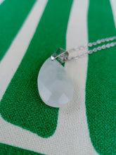 Cargar imagen en el visor de la galería, Colgante Lagrima Cuarzo Rosa Facetado
