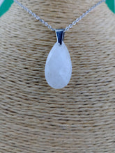 Cargar imagen en el visor de la galería, Colgante Lagrima Cuarzo Blanco Facetado
