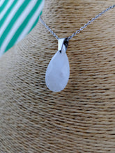 Cargar imagen en el visor de la galería, Colgante Lagrima Cuarzo Blanco Facetado
