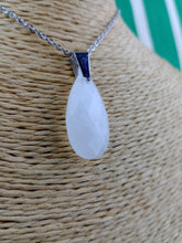 Cargar imagen en el visor de la galería, Colgante Lagrima Cuarzo Blanco Facetado
