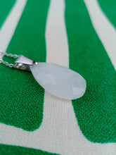 Cargar imagen en el visor de la galería, Colgante Lagrima Cuarzo Blanco Facetado
