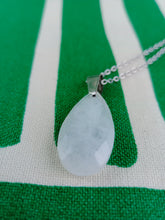 Cargar imagen en el visor de la galería, Colgante Lagrima Cuarzo Blanco Facetado
