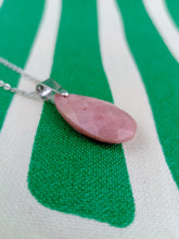 Cargar imagen en el visor de la galería, Colgante Lagrima Rodocrosita Facetado
