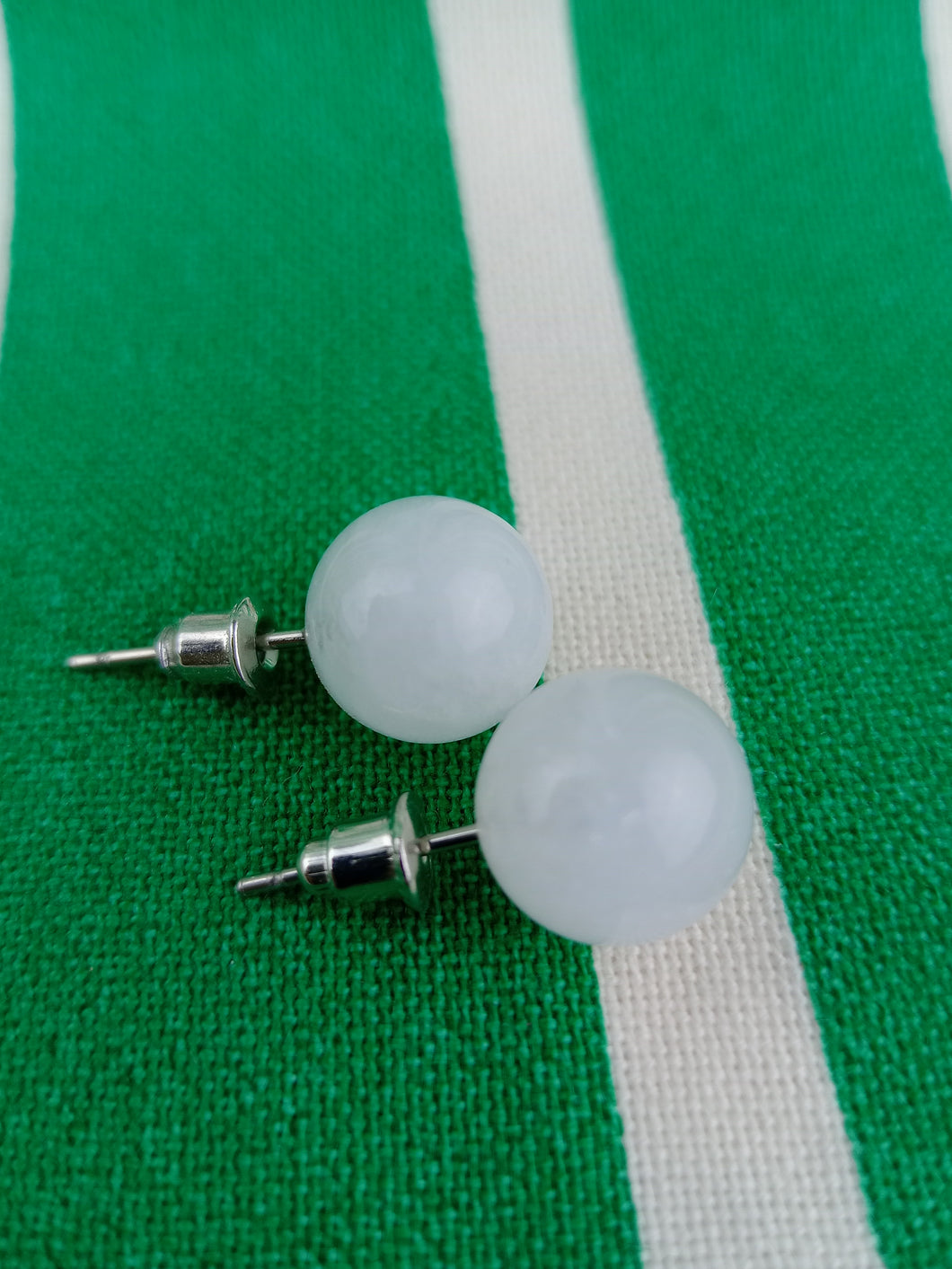 Pendientes Pin Jade Blanco 10 mm