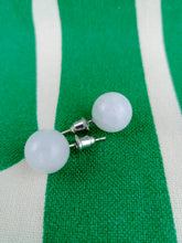 Cargar imagen en el visor de la galería, Pendientes Pin Jade Blanco 10 mm
