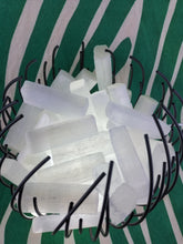 Cargar imagen en el visor de la galería, Lampara Forma de Mandarina de Selenita
