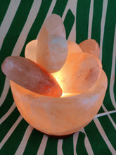 Cargar imagen en el visor de la galería, Lampara de Sal Corazones
