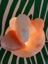 Cargar imagen en el visor de la galería, Lampara de Sal Corazones
