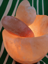 Cargar imagen en el visor de la galería, Lampara de Sal Corazones
