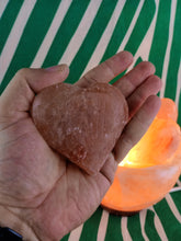 Cargar imagen en el visor de la galería, Lampara de Sal Corazones
