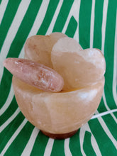 Cargar imagen en el visor de la galería, Lampara de Sal Corazones
