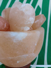 Cargar imagen en el visor de la galería, Lampara de Sal Corazones
