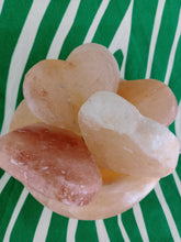 Cargar imagen en el visor de la galería, Lampara de Sal Corazones
