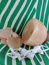 Cargar imagen en el visor de la galería, Lampara de Sal Corazones
