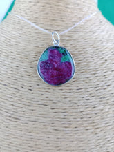 Cargar imagen en el visor de la galería, Colgante Rubi Zoisita con Plata Mod. 2
