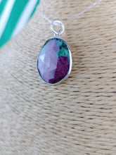 Cargar imagen en el visor de la galería, Colgante Rubi Zoisita con Plata Mod. 2
