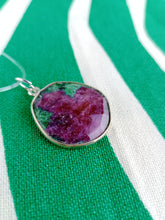 Cargar imagen en el visor de la galería, Colgante Rubi Zoisita con Plata Mod. 2
