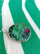 Cargar imagen en el visor de la galería, Colgante Rubi Zoisita con Plata Mod. 2
