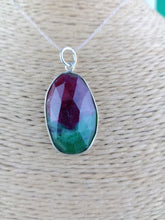 Cargar imagen en el visor de la galería, Colgante Rubi Zoisita con Plata Mod. 1
