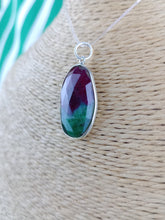 Cargar imagen en el visor de la galería, Colgante Rubi Zoisita con Plata Mod. 1
