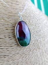 Cargar imagen en el visor de la galería, Colgante Rubi Zoisita con Plata Mod. 1
