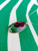 Cargar imagen en el visor de la galería, Colgante Rubi Zoisita con Plata Mod. 1
