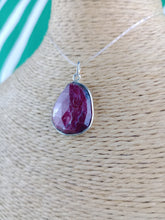 Cargar imagen en el visor de la galería, Colgante Rubi Zoisita con Plata Mod. 3
