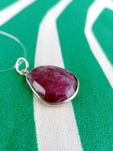 Cargar imagen en el visor de la galería, Colgante Rubi Zoisita con Plata Mod. 3
