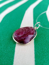 Cargar imagen en el visor de la galería, Colgante Rubi Zoisita con Plata Mod. 3
