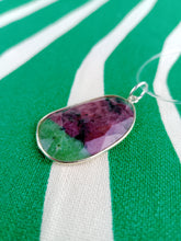 Cargar imagen en el visor de la galería, Colgante Rubi Zoisita con Plata Mod. 8

