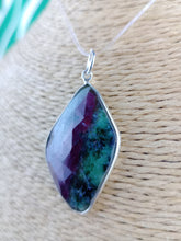 Cargar imagen en el visor de la galería, Colgante Rubi Zoisita con Plata Mod. 7
