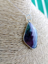 Cargar imagen en el visor de la galería, Colgante Rubi Zoisita con Plata Mod. 7
