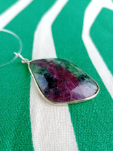 Cargar imagen en el visor de la galería, Colgante Rubi Zoisita con Plata Mod. 7
