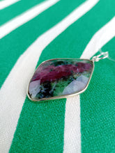 Cargar imagen en el visor de la galería, Colgante Rubi Zoisita con Plata Mod. 7
