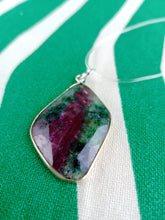 Cargar imagen en el visor de la galería, Colgante Rubi Zoisita con Plata Mod. 7
