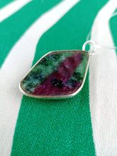 Cargar imagen en el visor de la galería, Colgante Rubi Zoisita con Plata Mod. 7
