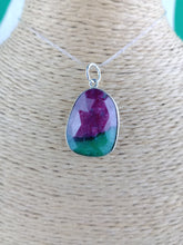 Cargar imagen en el visor de la galería, Colgante Rubi Zoisita con Plata Mod. 5
