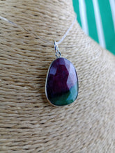 Cargar imagen en el visor de la galería, Colgante Rubi Zoisita con Plata Mod. 5
