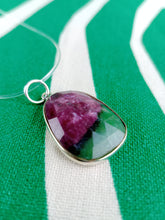 Cargar imagen en el visor de la galería, Colgante Rubi Zoisita con Plata Mod. 5

