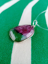 Cargar imagen en el visor de la galería, Colgante Rubi Zoisita con Plata Mod. 5
