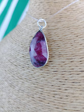 Cargar imagen en el visor de la galería, Colgante Rubi Zoisita con Plata Mod. 4
