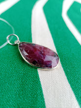 Cargar imagen en el visor de la galería, Colgante Rubi Zoisita con Plata Mod. 4
