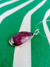 Cargar imagen en el visor de la galería, Colgante Rubi Zoisita con Plata Mod. 4
