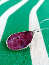 Cargar imagen en el visor de la galería, Colgante Rubi Zoisita con Plata Mod. 4
