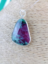 Cargar imagen en el visor de la galería, Colgante Rubi Zoisita con Plata Mod. 6
