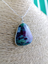 Cargar imagen en el visor de la galería, Colgante Rubi Zoisita con Plata Mod. 6

