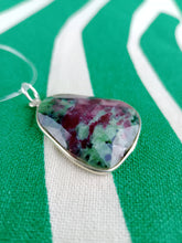 Cargar imagen en el visor de la galería, Colgante Rubi Zoisita con Plata Mod. 6
