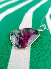 Cargar imagen en el visor de la galería, Colgante Rubi Zoisita con Plata Mod. 6
