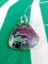Cargar imagen en el visor de la galería, Colgante Rubi Zoisita con Plata Mod. 6
