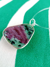 Cargar imagen en el visor de la galería, Colgante Rubi Zoisita con Plata Mod. 6

